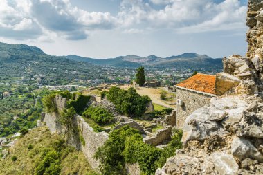 Karadağ 'ın Bar kenti yakınlarındaki Stari Bar kasabasındaki harabelerin güneşli manzarası.