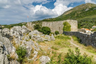 Karadağ 'ın Bar kenti yakınlarındaki Stari Bar kasabasındaki harabelerin güneşli manzarası.