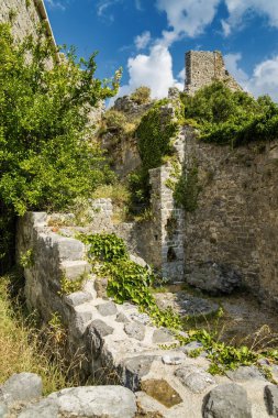 Karadağ 'ın Bar kenti yakınlarındaki Stari Bar kasabasındaki harabelerin güneşli manzarası.
