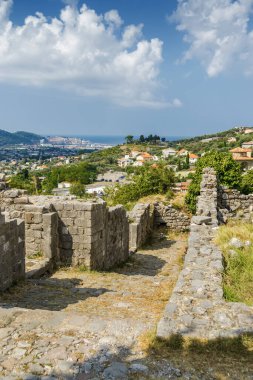 Karadağ 'ın Bar kenti yakınlarındaki Stari Bar kasabasındaki harabelerin güneşli manzarası.