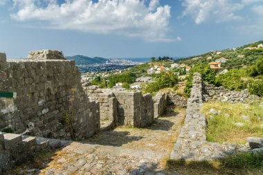 Karadağ 'ın Bar kenti yakınlarındaki Stari Bar kasabasındaki harabelerin güneşli manzarası.