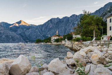 Karadağ 'ın Dobrota kasabası yakınlarındaki Kotor Körfezi' nin güneşli sabah manzarası.