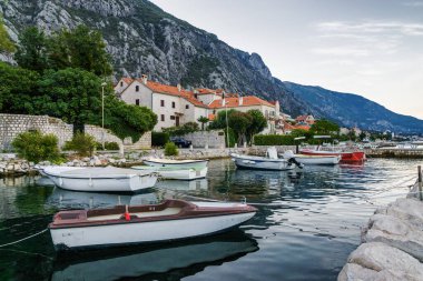 Karadağ 'ın Dobrota kasabası yakınlarındaki Kotor Körfezi' nin güneşli sabah manzarası.