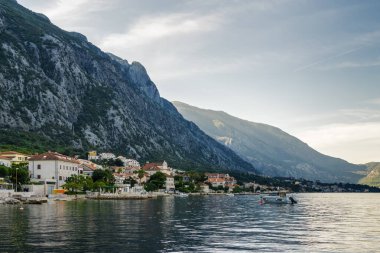 Karadağ 'ın Dobrota kasabası yakınlarındaki Kotor Körfezi' nin güneşli sabah manzarası.