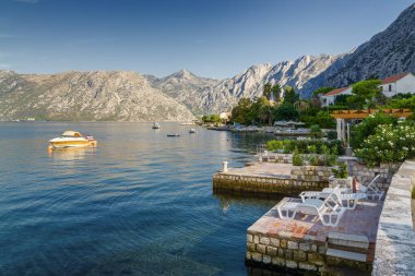 Karadağ 'ın Dobrota kasabası yakınlarındaki Kotor Körfezi' nin güneşli sabah manzarası.