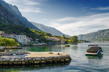 Karadağ 'ın Dobrota kasabası yakınlarındaki Kotor Körfezi' nin güneşli sabah manzarası.