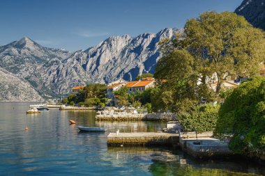 Karadağ 'ın Dobrota kasabası yakınlarındaki Kotor Körfezi' nin güneşli sabah manzarası.