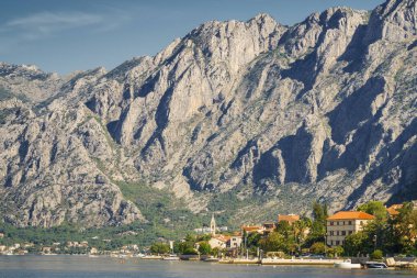 Karadağ 'ın Dobrota kasabası yakınlarındaki Kotor Körfezi' nin güneşli sabah manzarası.