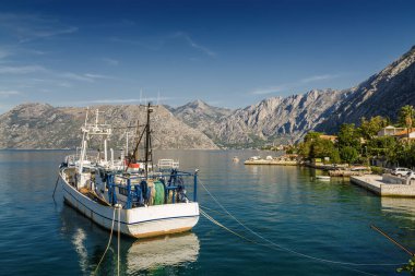 Karadağ 'ın Dobrota kasabası yakınlarındaki Kotor Körfezi' nin güneşli sabah manzarası.