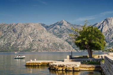 Karadağ 'ın Dobrota kasabası yakınlarındaki Kotor Körfezi' nin güneşli sabah manzarası.