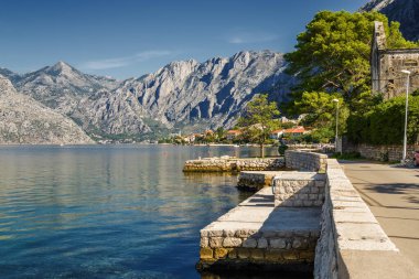 Karadağ 'ın Dobrota kasabası yakınlarındaki Kotor Körfezi' nin güneşli sabah manzarası.