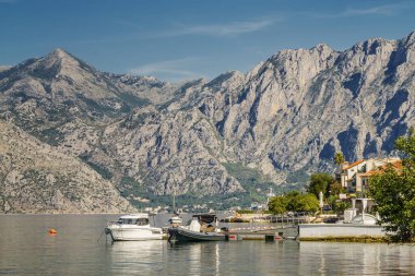 Karadağ 'ın Dobrota kasabası yakınlarındaki Kotor Körfezi' nin güneşli sabah manzarası.