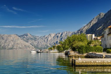Karadağ 'ın Dobrota kasabası yakınlarındaki Kotor Körfezi' nin güneşli sabah manzarası.