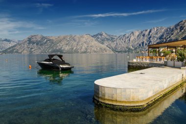 Karadağ 'ın Dobrota kasabası yakınlarındaki Kotor Körfezi' nin güneşli sabah manzarası.