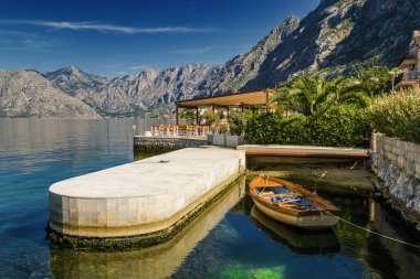 Karadağ 'ın Dobrota kasabası yakınlarındaki Kotor Körfezi' nin güneşli sabah manzarası.