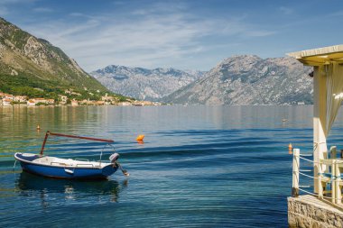 Karadağ 'ın Dobrota kasabası yakınlarındaki Kotor Körfezi' nin güneşli sabah manzarası.