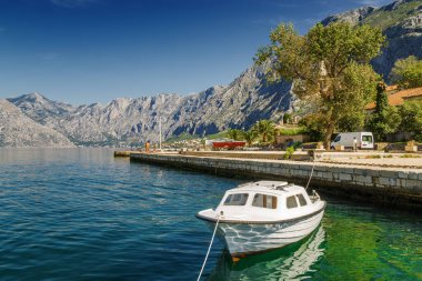 Karadağ 'ın Dobrota kasabası yakınlarındaki Kotor Körfezi' nin güneşli sabah manzarası.