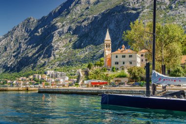 Karadağ 'ın Dobrota kasabası yakınlarındaki Kotor Körfezi' nin güneşli sabah manzarası.