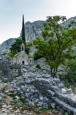 Karadağ 'ın San Giovanni kentindeki Kotor kalesinin harabelerinden Kotor Körfezi' nin güneşli sabah panoramik manzarası.