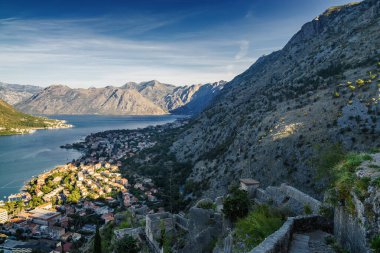 Karadağ 'ın San Giovanni kentindeki Kotor kalesinin harabelerinden Kotor Körfezi' nin güneşli sabah panoramik manzarası.