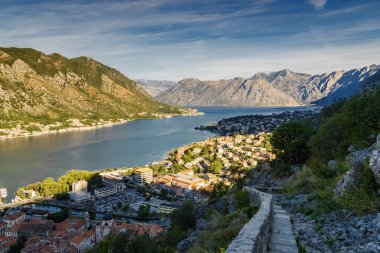 Karadağ 'ın San Giovanni kentindeki Kotor kalesinin harabelerinden Kotor Körfezi' nin güneşli sabah panoramik manzarası.