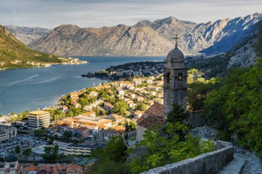 Karadağ 'ın San Giovanni kentindeki Kotor kalesinin harabelerinden Kotor Körfezi' nin güneşli sabah panoramik manzarası.