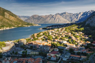 Karadağ 'ın San Giovanni kentindeki Kotor kalesinin harabelerinden Kotor Körfezi' nin güneşli sabah panoramik manzarası.