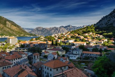 Karadağ 'ın San Giovanni kentindeki Kotor kalesinin harabelerinden Kotor Körfezi' nin güneşli sabah panoramik manzarası.