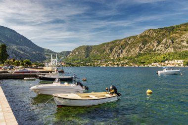 Karadağ 'ın eski kenti yakınlarındaki Kotor Körfezi' nin güneşli sabah panoramik manzarası.