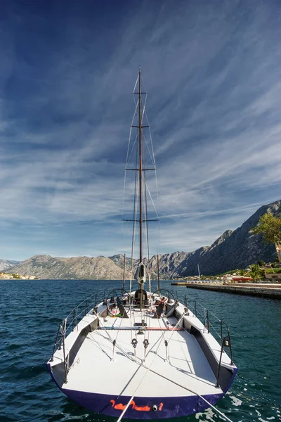 Manhã Ensolarada Vista Panorâmica Belo Iate Baía Kotor Perto Cidade — Fotografia de Stock