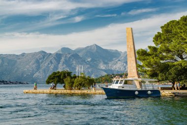 Karadağ 'ın Dobrota köyü yakınlarındaki Kotor Körfezi' nin gün batımı manzarası.
