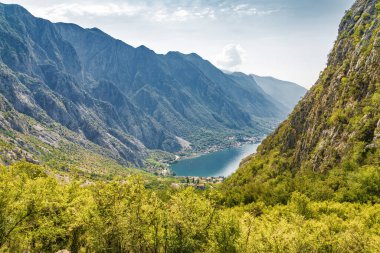 Risan, Karadağ, Avrupa yakınlarındaki Boka Kotor Körfezi 'nin güneşli sabah manzarası.
