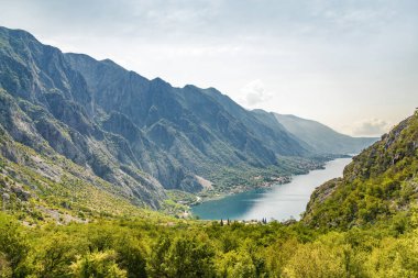 Risan, Karadağ, Avrupa yakınlarındaki Boka Kotor Körfezi 'nin güneşli sabah manzarası.