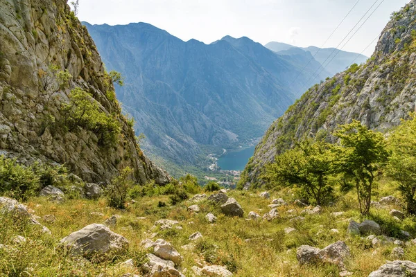 Ηλιόλουστη Θέα Στον Κόλπο Μπόκα Κότορ Κοντά Στο Ρισάν Μαυροβούνιο — Φωτογραφία Αρχείου