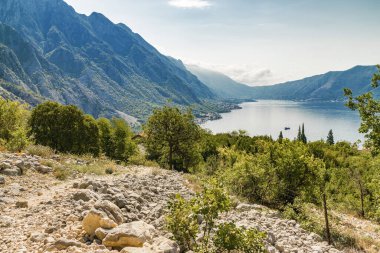 Risan, Karadağ, Avrupa yakınlarındaki Boka Kotor Körfezi 'nin güneşli sabah manzarası.