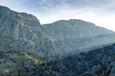 Karadağ 'ın Kotor Körfezi' nin güneşli sabah panoramik manzarası.