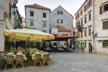 Karadağ 'ın eski kenti yakınlarındaki Kotor Körfezi' nin güneşli sabah panoramik manzarası.