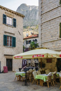 Karadağ 'ın eski kenti yakınlarındaki Kotor Körfezi' nin güneşli sabah panoramik manzarası.