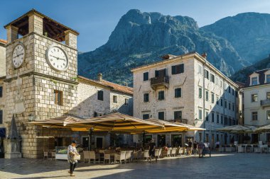 Karadağ 'ın eski kenti yakınlarındaki Kotor Körfezi' nin güneşli sabah panoramik manzarası.