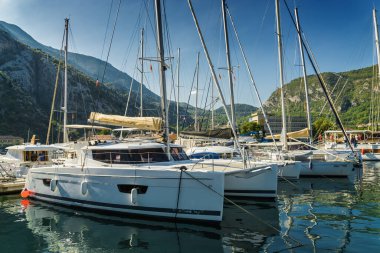 Karadağ 'ın eski kenti yakınlarındaki Kotor Körfezi' nin güneşli sabah panoramik manzarası.