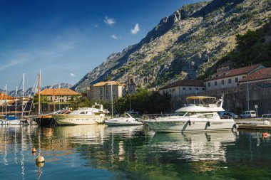 Karadağ 'ın eski kenti yakınlarındaki Kotor Körfezi' nin güneşli sabah panoramik manzarası.