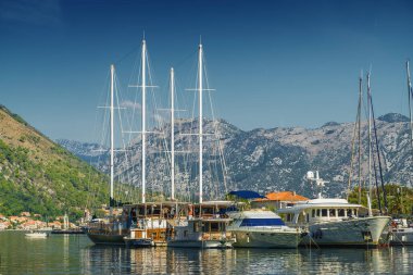 Karadağ 'ın eski kenti yakınlarındaki Kotor Körfezi' nin güneşli sabah panoramik manzarası.