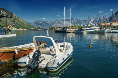 Karadağ 'ın eski kenti yakınlarındaki Kotor Körfezi' nin güneşli sabah panoramik manzarası.