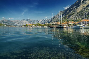 Karadağ 'ın eski kenti yakınlarındaki Kotor Körfezi' nin güneşli sabah panoramik manzarası.