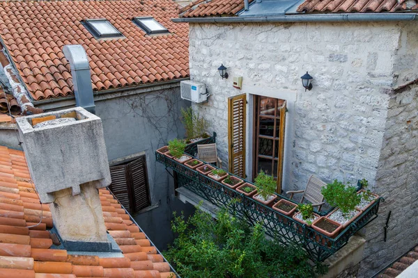 Karadağ 'ın eski kenti yakınlarındaki Kotor Körfezi' nin güneşli sabah panoramik manzarası.