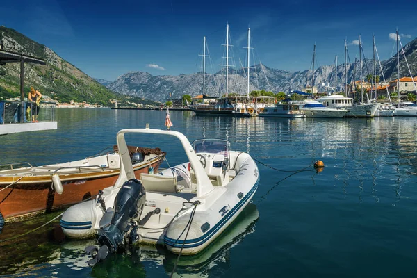 Karadağ 'ın eski kenti yakınlarındaki Kotor Körfezi' nin güneşli sabah panoramik manzarası.