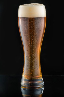 Arka planda bir bardak bira..