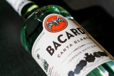 MOSCOW, RUSSIA - 26 Nisan 2020: Siyah taş zemin üzerinde wgite rom şişe Bacardi logotype yakın görünüm. 