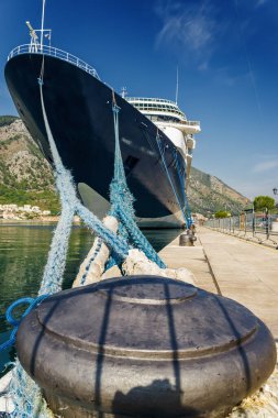 Karadağ 'ın Kotor Körfezi' ndeki yolcu gemisinin güneşli manzarası.