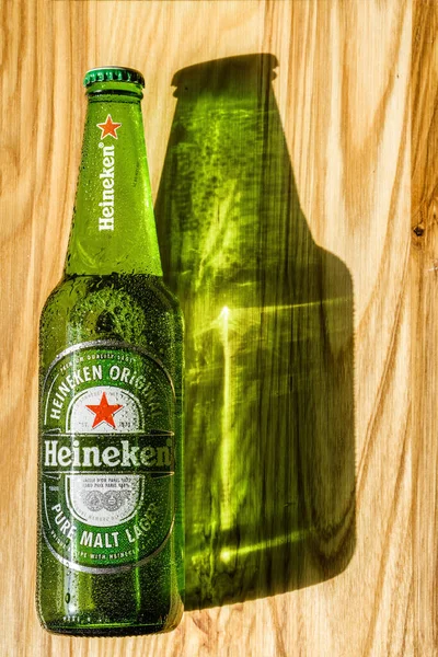 Москва Россия Апреля 2020 Года Бутылка Пива Heineken Деревянном Фоне — стоковое фото